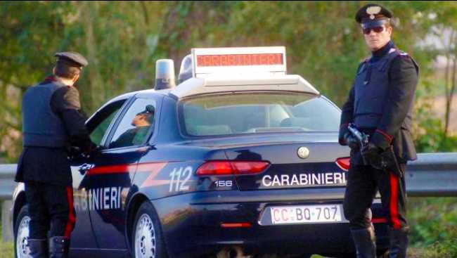 carabinieri auto agenti piedi