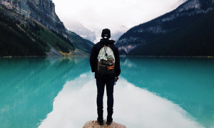 lago montagna inverno persona