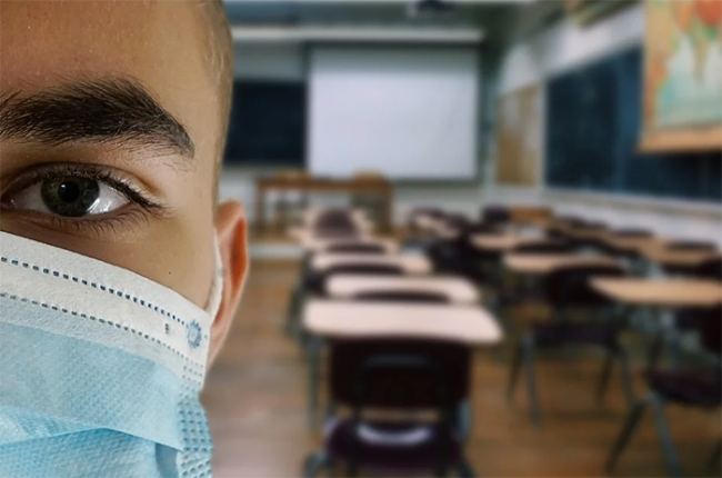 ragazzo maschera aula scuola