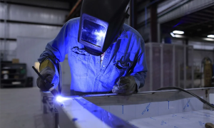 saldatore fabbrica fiamma