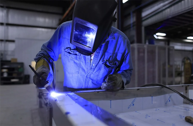 saldatore fabbrica fiamma