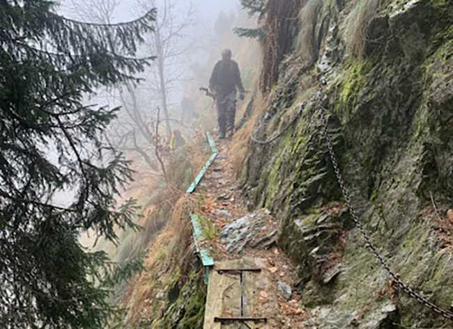 sentiero passaggio stretto nebbia fabbri