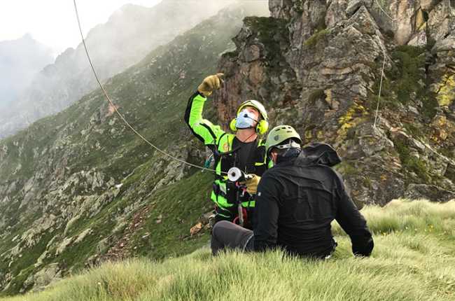 soccorso ferito in terra corda verricello elicottero