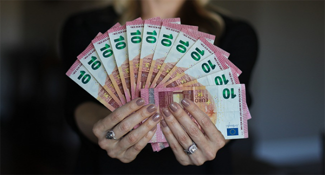 soldi euro mano carte