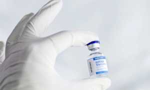 vaccino mano boccetta