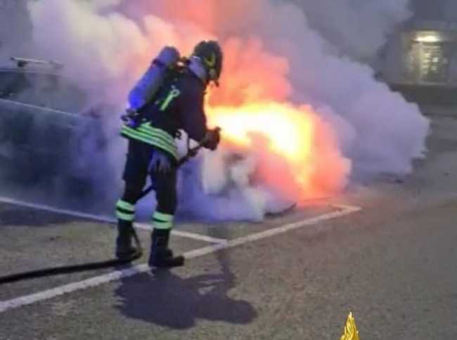 vigili del fuoco incendio auto parcheggio