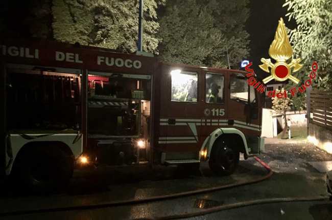 vigili fuoco notte camion