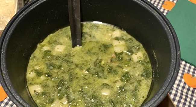 zuppa ortiche pentola