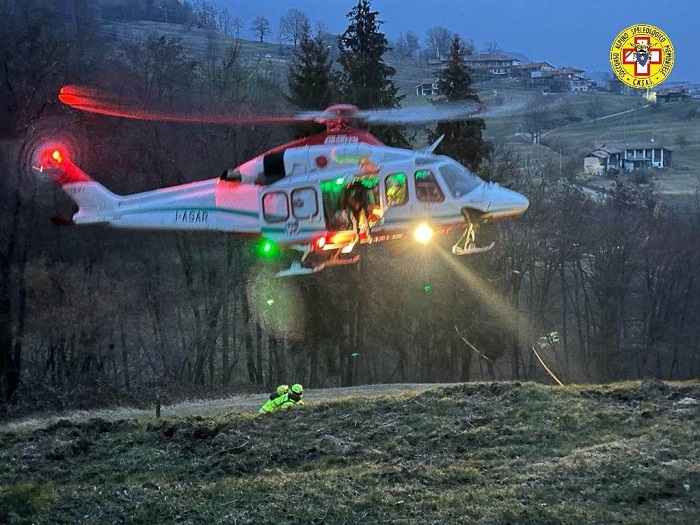 Intervento di soccorso alpino ed elisoccorso per un anziano caduto nei boschi