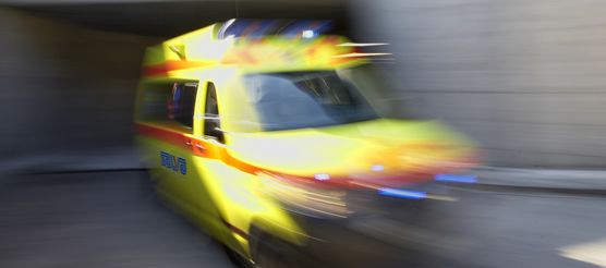 Ciclista esce di strada: è grave