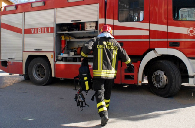 vigile fuoco fretta camion spalle