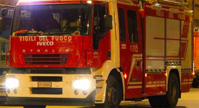 vigili fuoco autopompa notte a