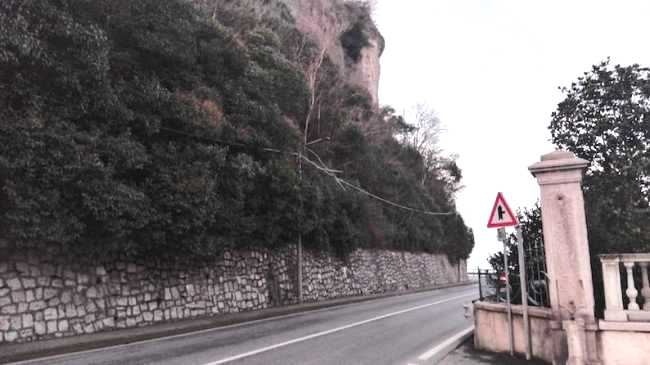 Arona, messa in sicurezza della parete rocciosa della Rocca: senso unico alternato