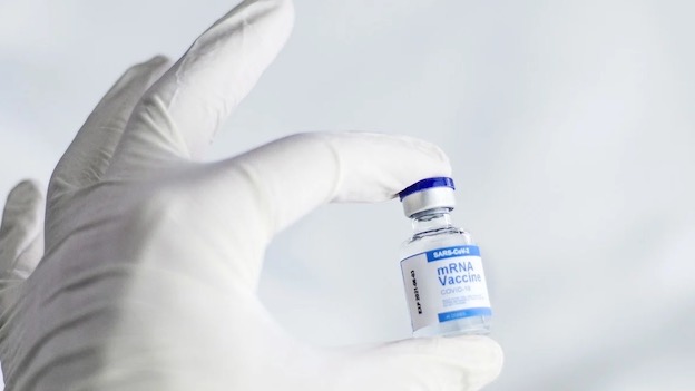 vaccino mano boccetta