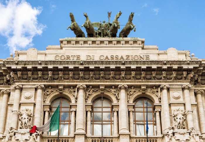 Incidente di notte da ubriaco, l'alcoltest "resiste" ai giudici: via la patente