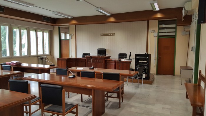 Sedicenti antiquari spariscono con un servizio da tè dei clienti