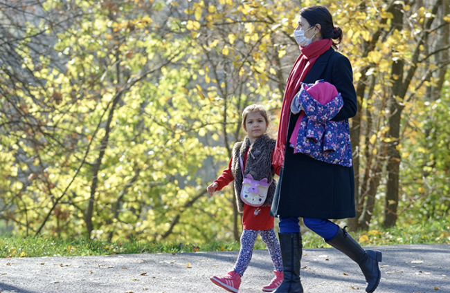 covid mamma bambina passeggiata images articles vco ossola 2021 dicembre thumb medium650 0