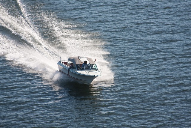 speedboat 271768 640